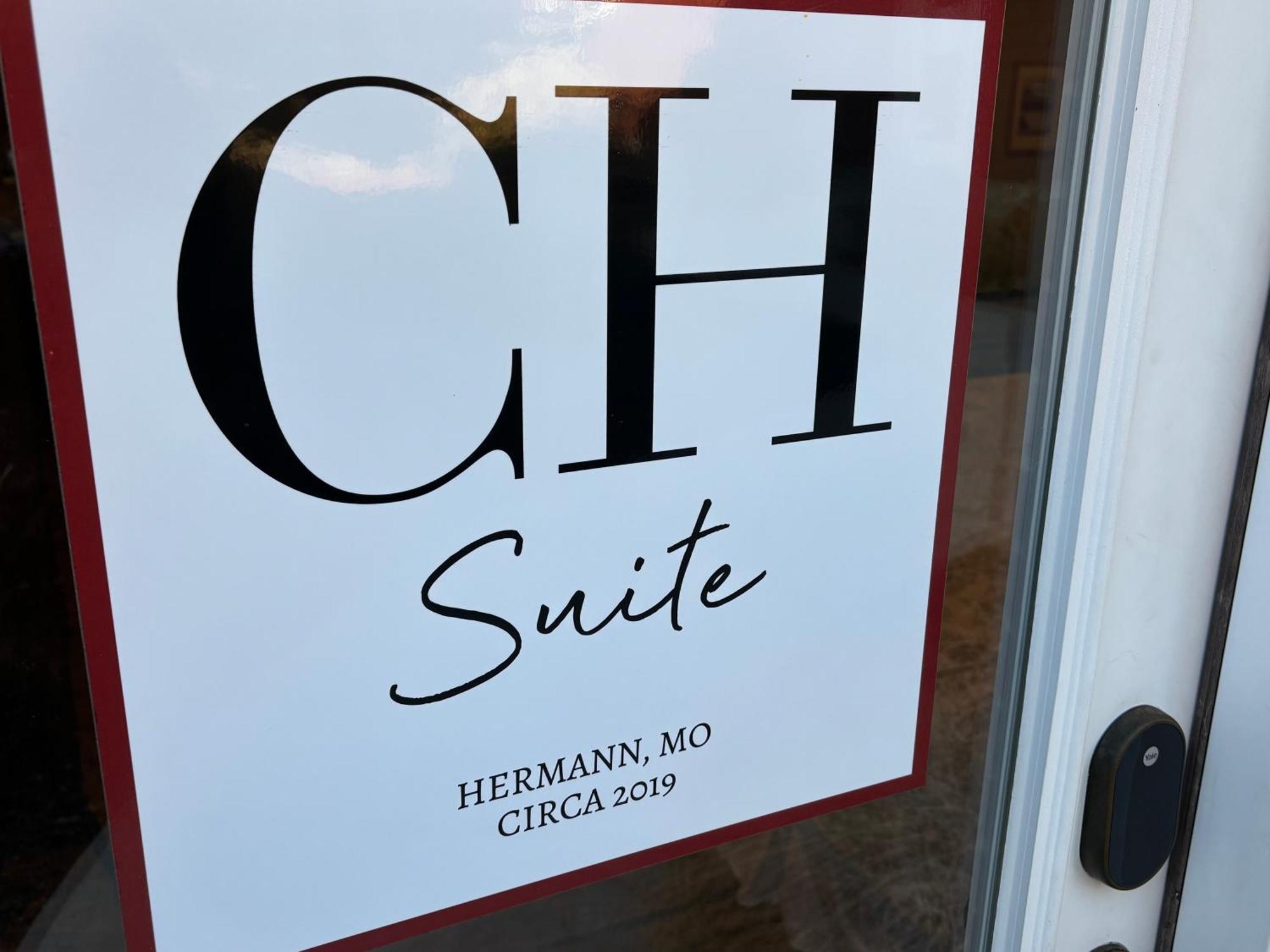 Hermann Crown Suites Екстериор снимка