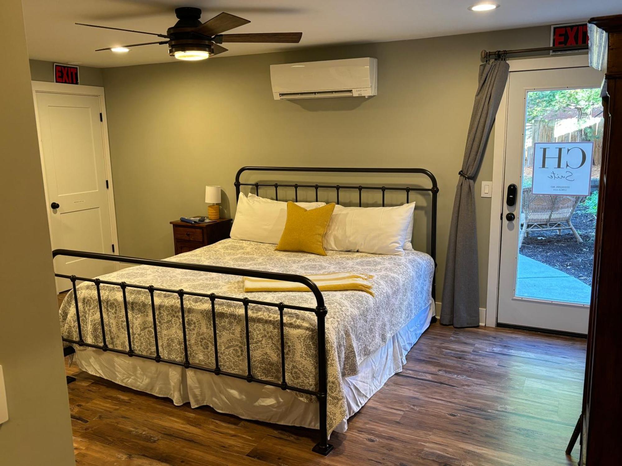 Hermann Crown Suites Екстериор снимка